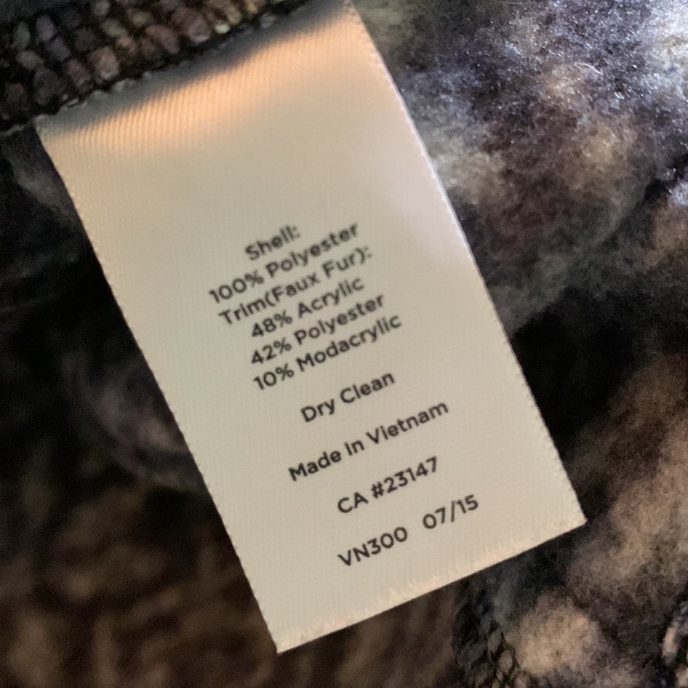 Patterned Hooded Vest - Picture 10 of 10